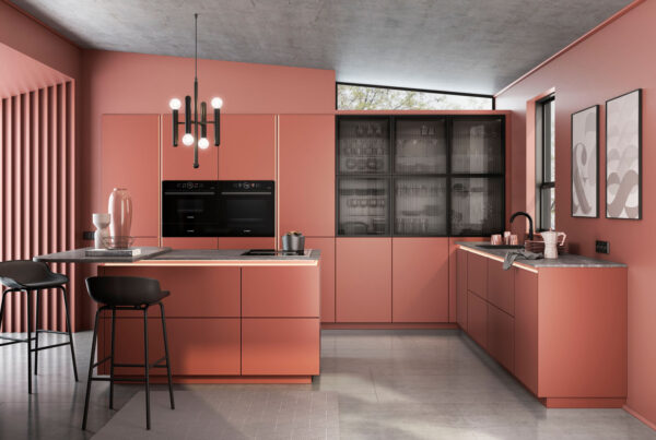 Moderne rosafarbene Küche mit Insel, schwarzen Barhockern, eingebauten Öfen und eleganter Beleuchtung. Stilvolles Interieurdesign mit Naturlicht.