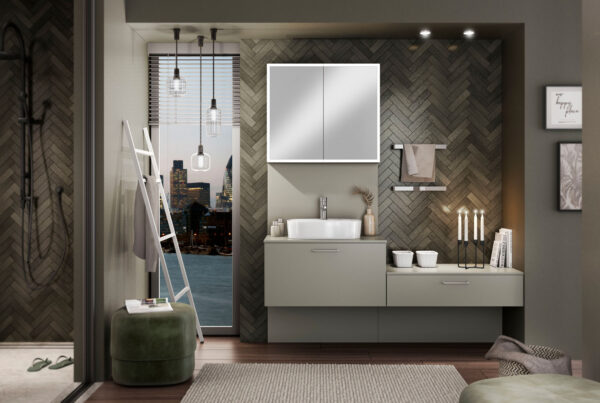 Modernes Badezimmer mit grauen Schränken, eleganten Hängelampen und Blick auf die Stadt. Stilvolle Fliesenwand und dekorative Elemente.